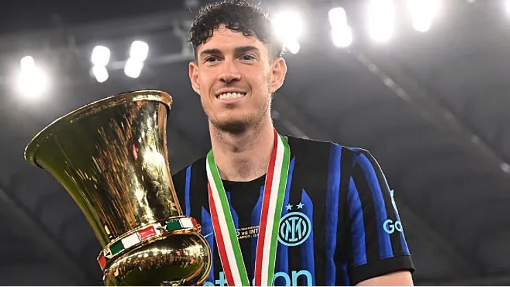 Bastoni, em campo, com a taça pela Inter. Foto: Tullio M. Puglia/Getty Images