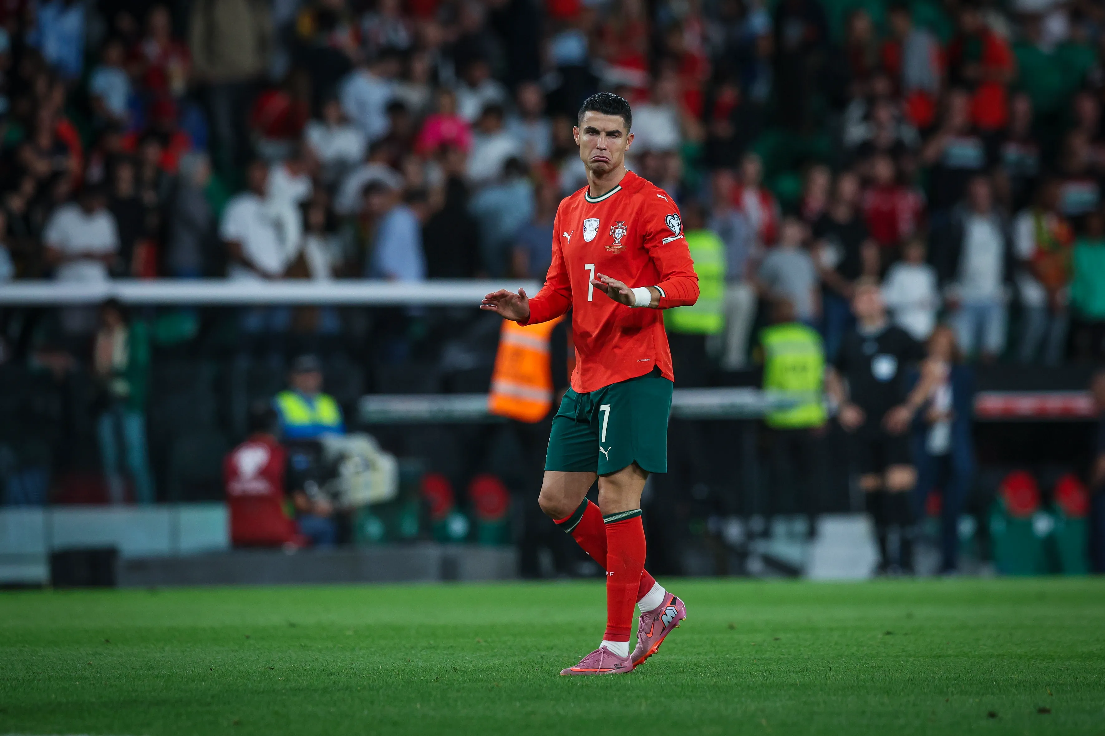 Cristiano Ronaldo em campo por Portugal (Foto: Carlos Rodrigues/Getty Images)