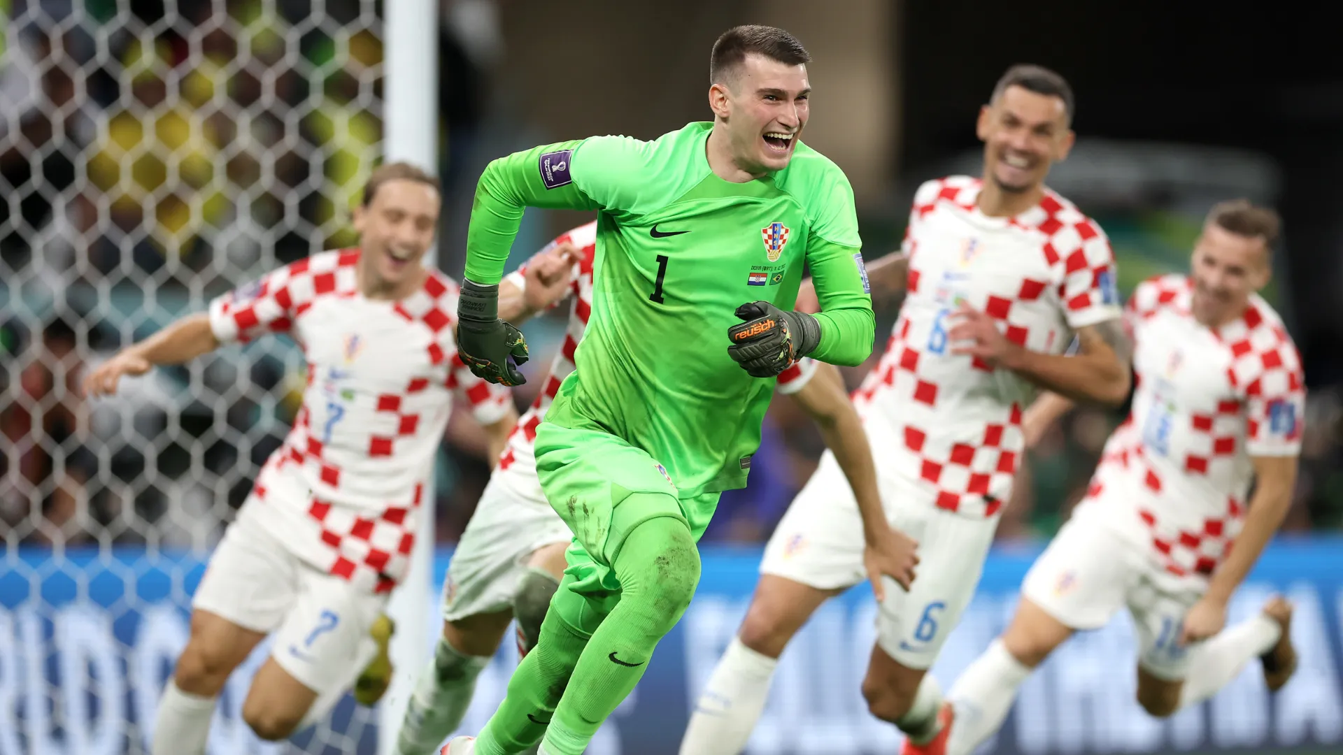 Dominik Livakovic comemora com a seleção da Croácia