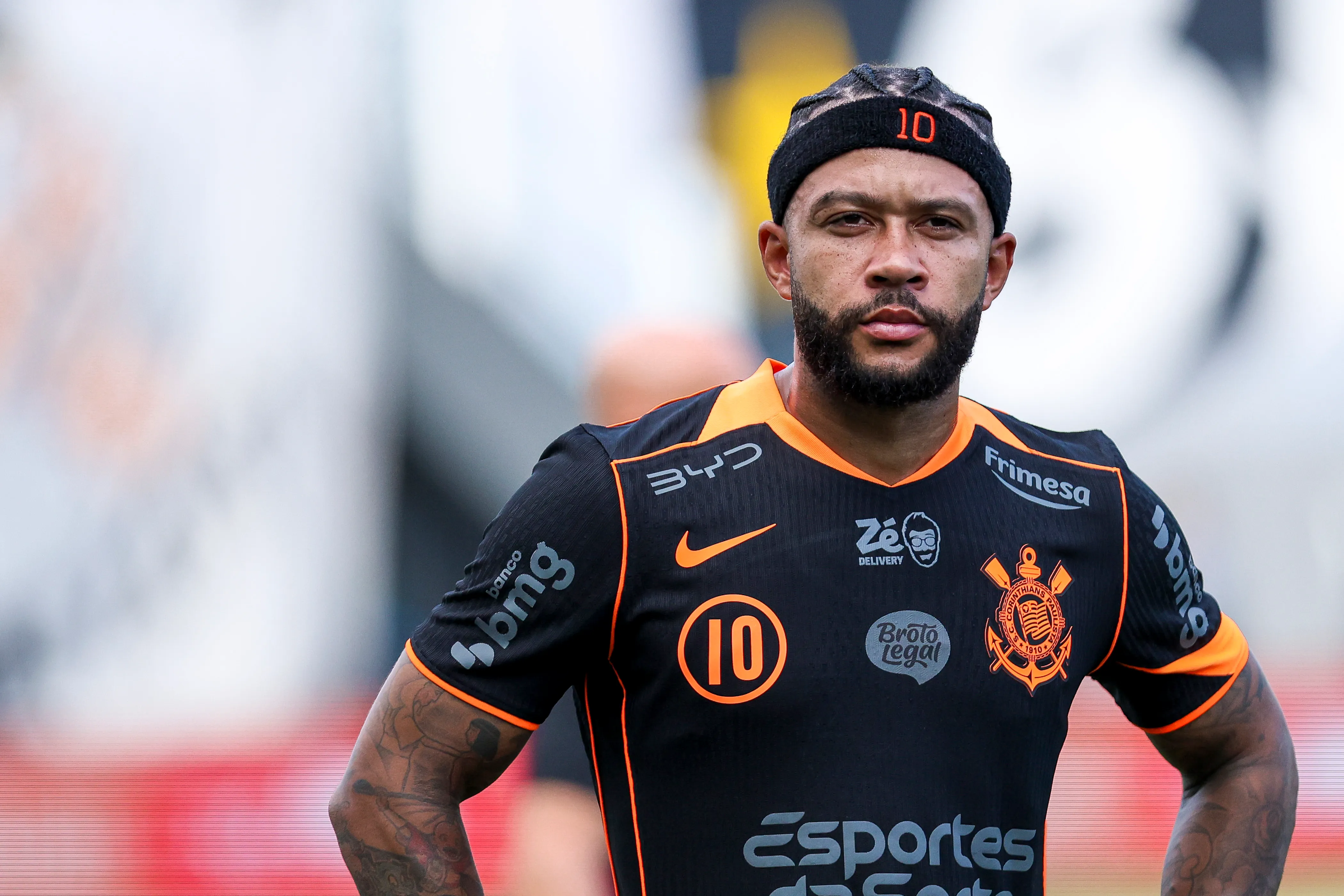 Memphis Depay em campo com as cores do Corinthians (Foto: Ricardo Moreira/Getty Images)