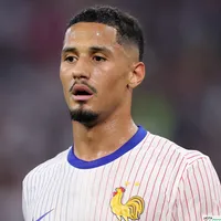 França: Saliba explica reação após golaço de Mbappé