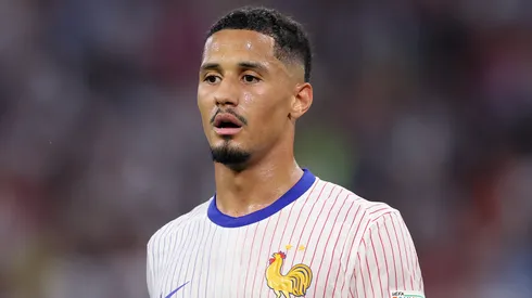 Saliba durante uma partida pela França. Foto: Alex Livesey/Getty Images
