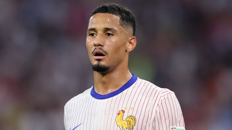 Saliba durante uma partida pela França. Foto: Alex Livesey/Getty Images
