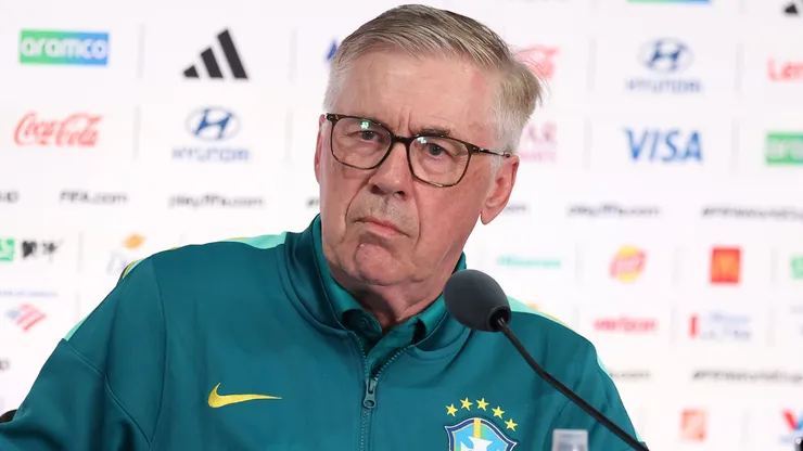 Ancelotti durante uma entrevista coletiva. Foto: Darrian Traynor/Getty Images