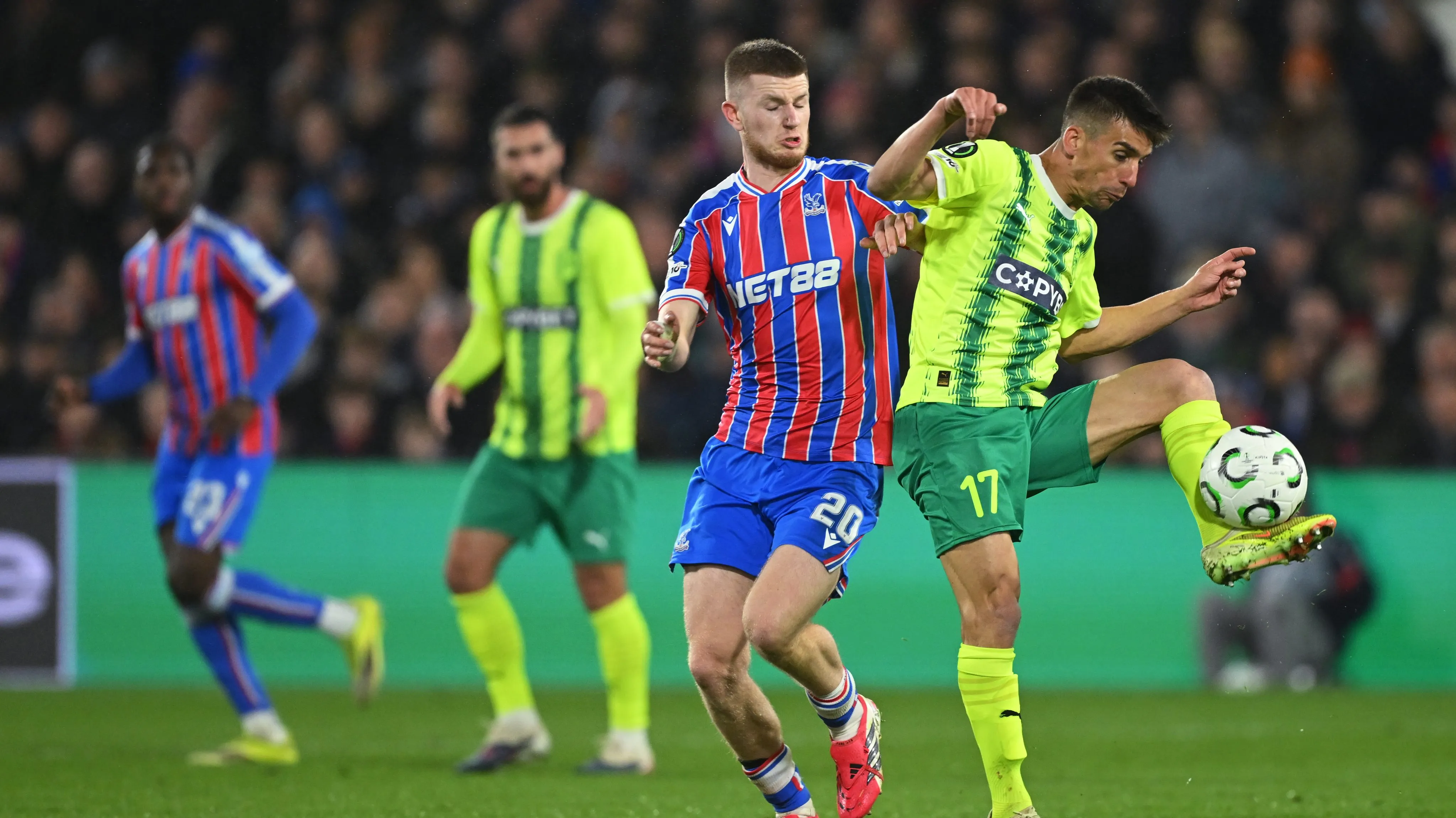 Adam Wharton em jogo do Crystal Palace