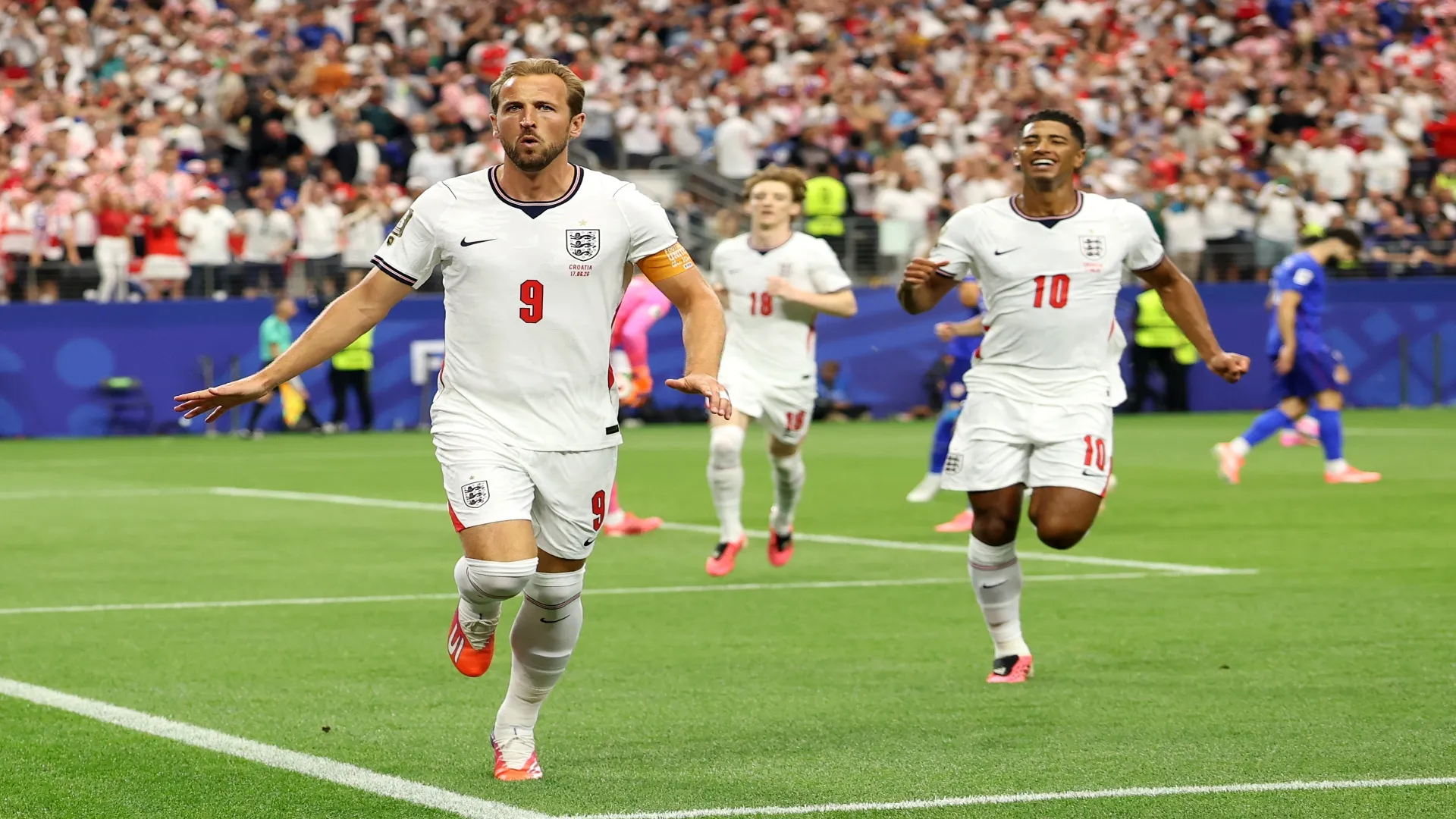 Kane e Bellingham comemoram gol da Inglaterra – Charlotte Wilson/Getty Images