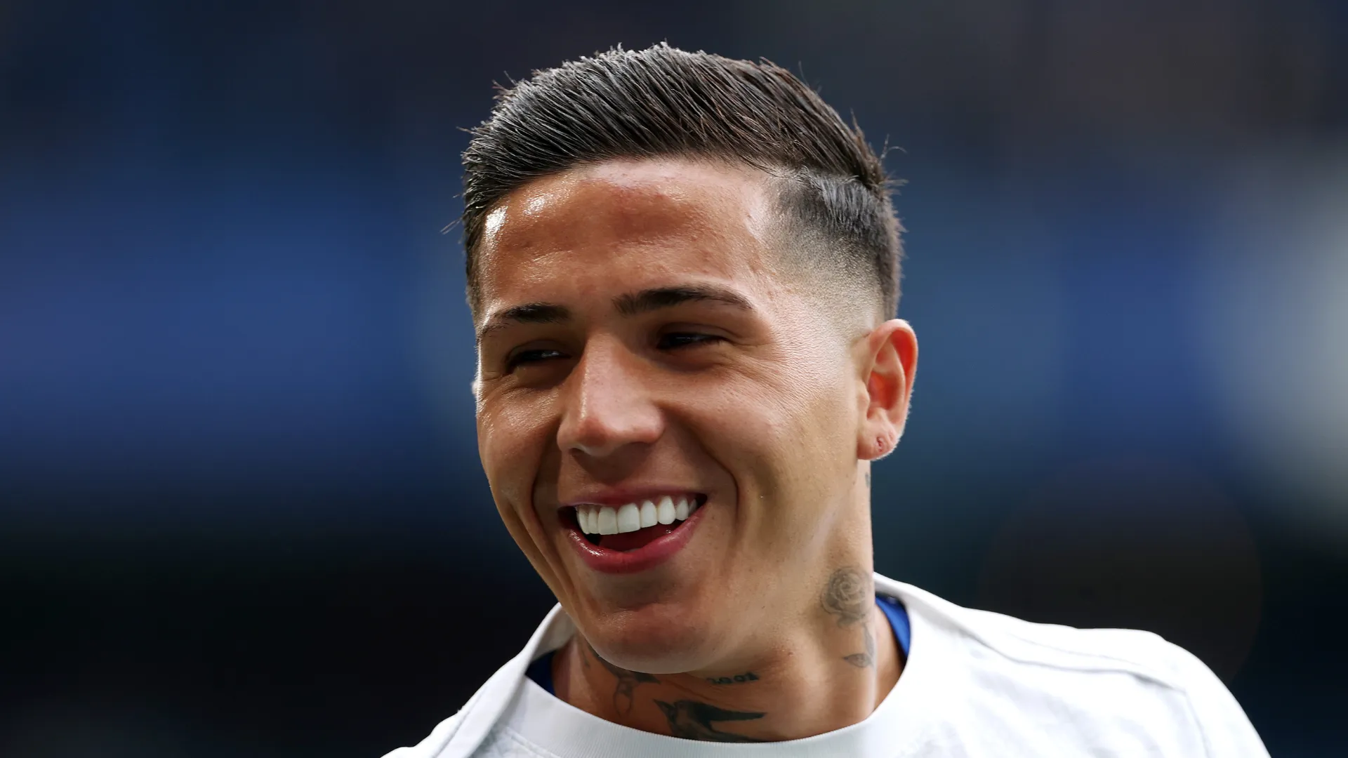 Enzo Fernández sorri antes de jogo do Chelsea