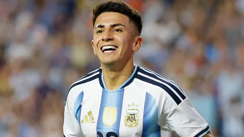 Thiago Almada em campo pela Argentina. Foto: Todd Kirkland/Getty Images