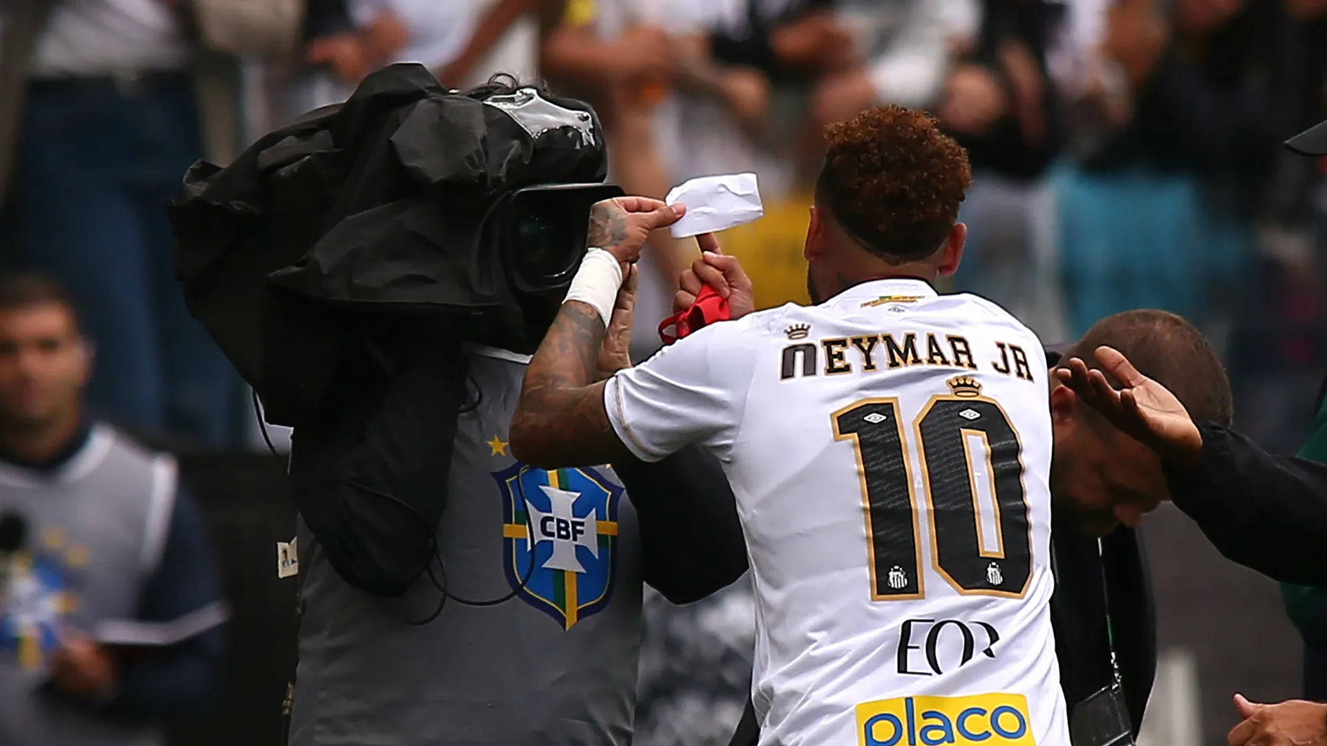Neymar reclama de substituição errada em jogo do Santos
