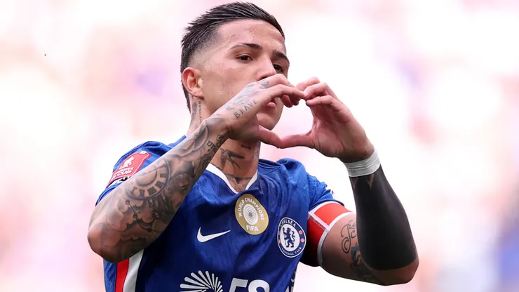 Enzo Fernández em ação com as cores do Chelsea. Foto: Carl Recine/Getty Images