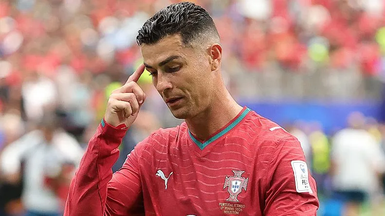 Cristiano Ronaldo, em campo, de camisa vermelha