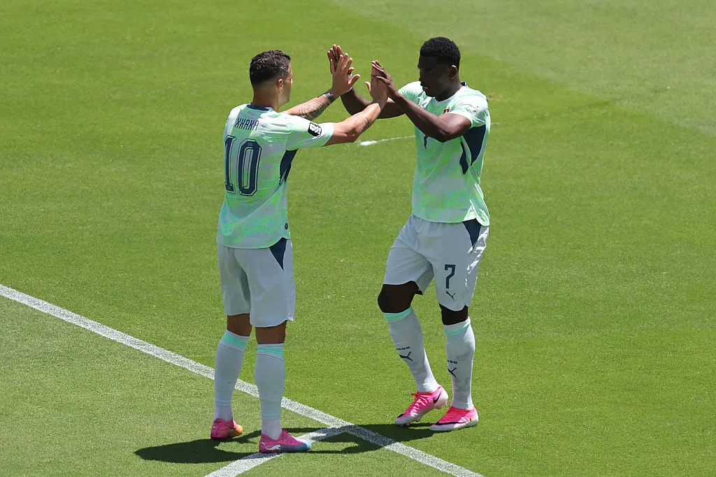 SANTA CLARA, CALIFORNIA – Breel Embolo, camisa 7 da Suíça, comemora com Granit Xhaka, camisa 10, após marcar o primeiro gol da equipe em um pênalti durante a partida do Grupo B da Copa do Mundo da FIFA 2026 entre Catar e Suíça, (Foto: Fran Santiago/Getty Images)