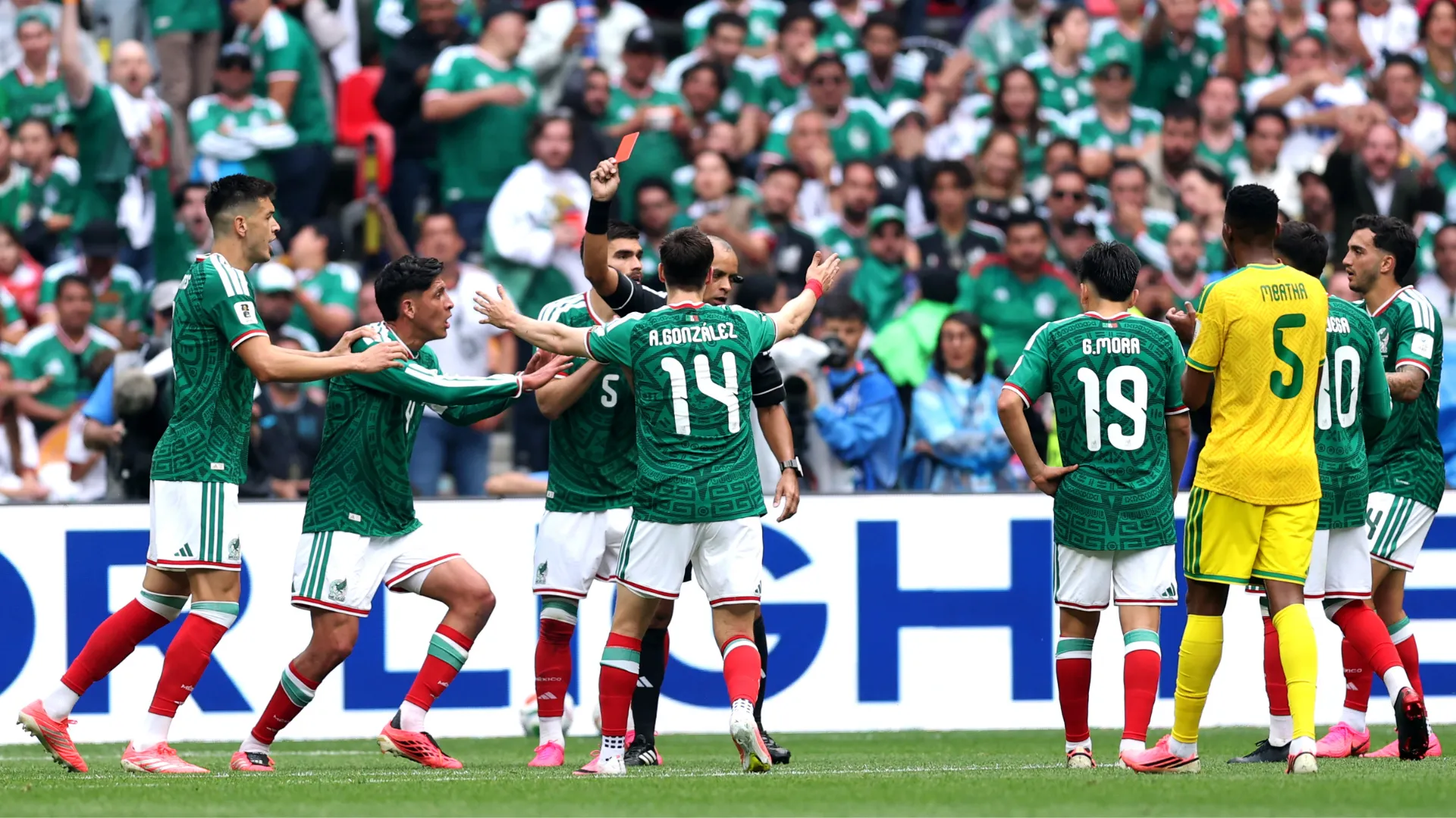 César Montes recebe cartão vermelho em jogo do México