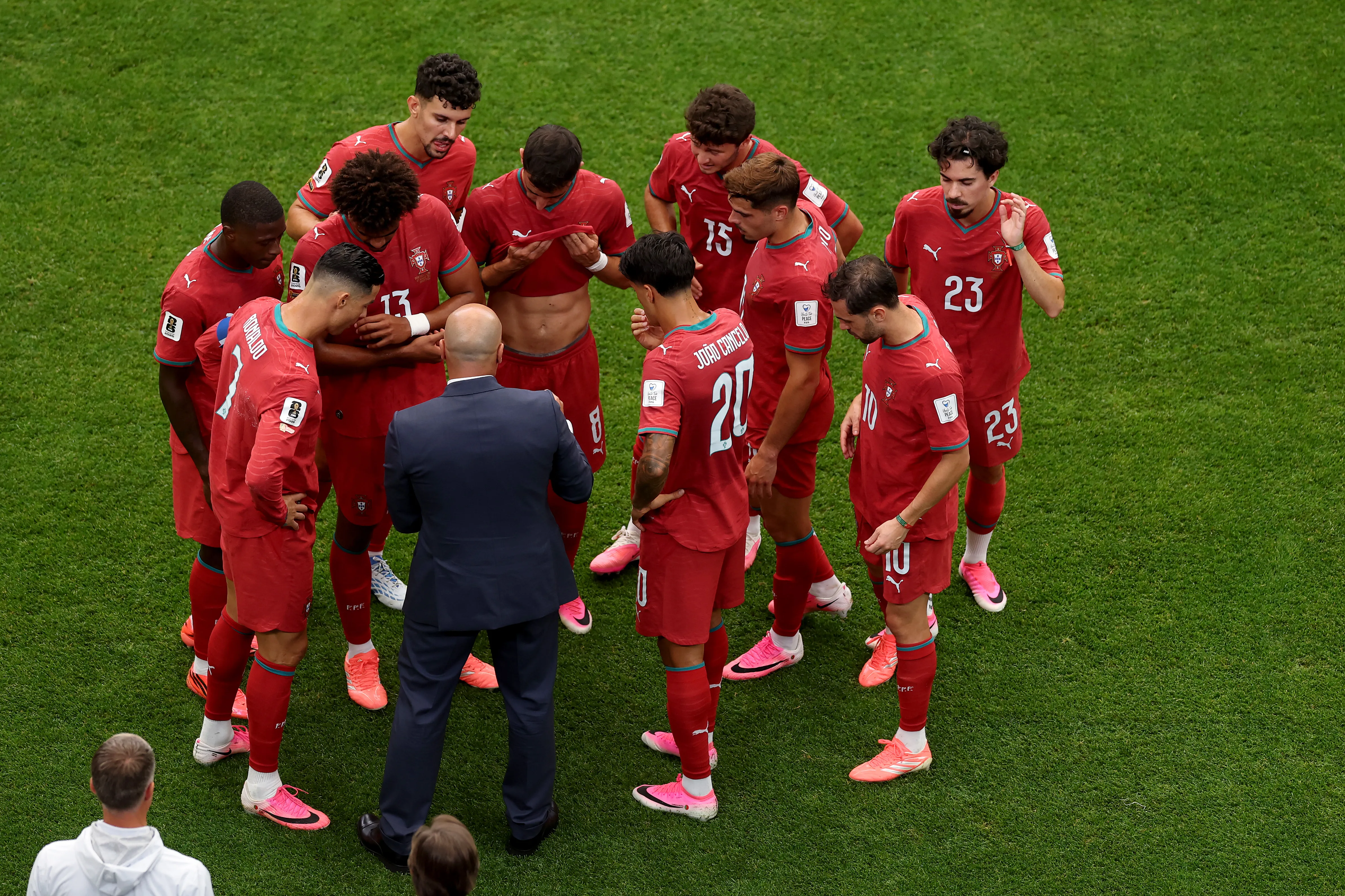 Técnico de Portugal, Roberto Martinez fala com jogadores durante a Copa. Foto: Lars Baron/Getty Images