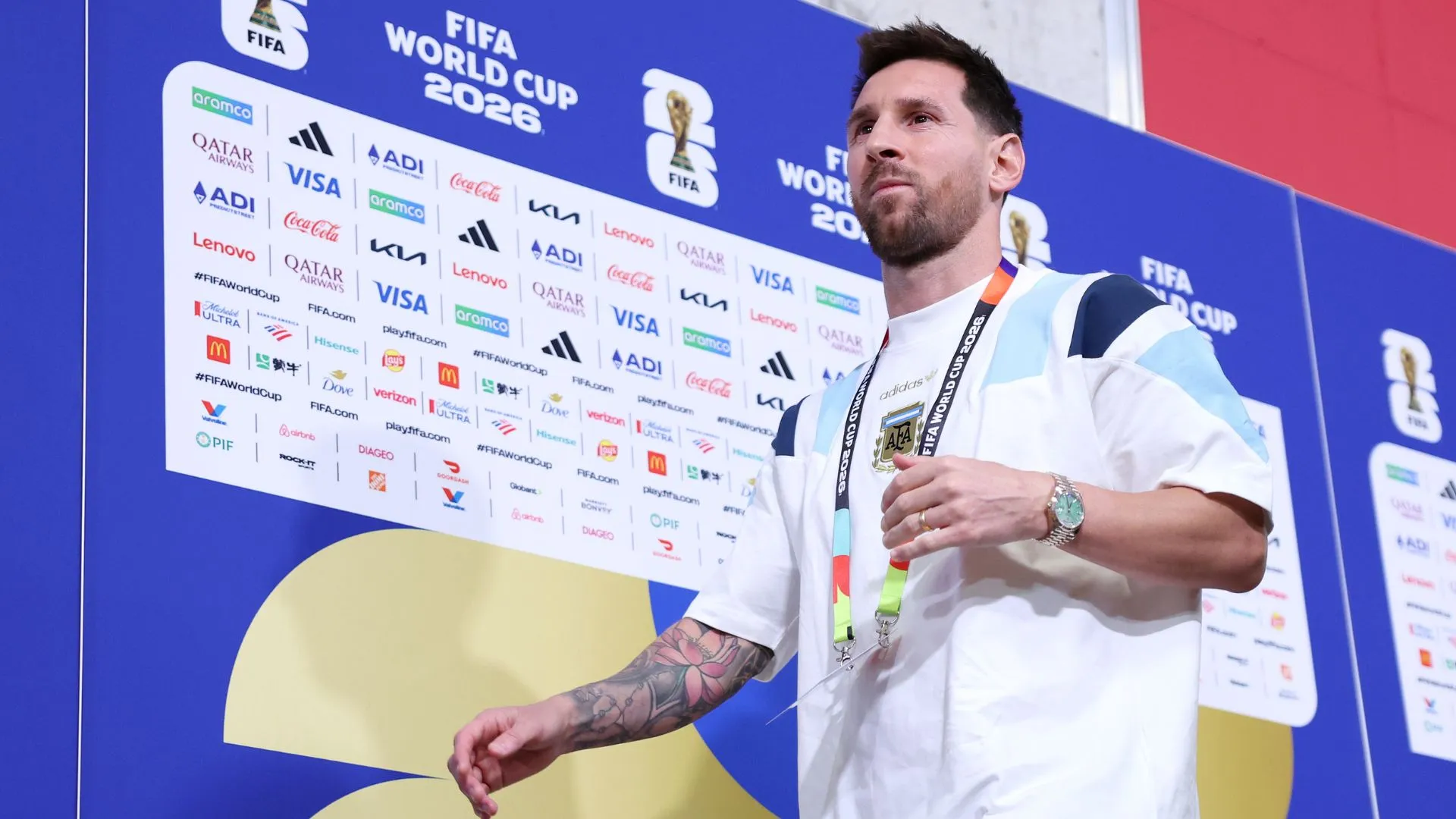 Messi antes de Argentina x Argélia começar (foto: Charlotte Wilson/Getty Images)