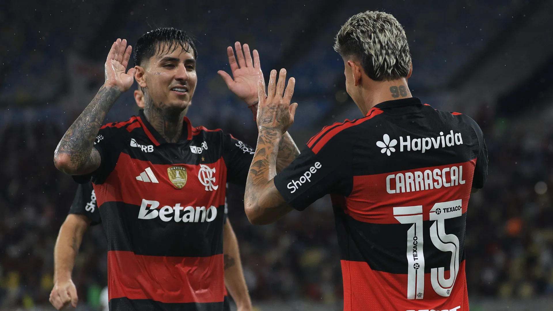 Erick Pulgar comemora gol ao lado de Carrascal