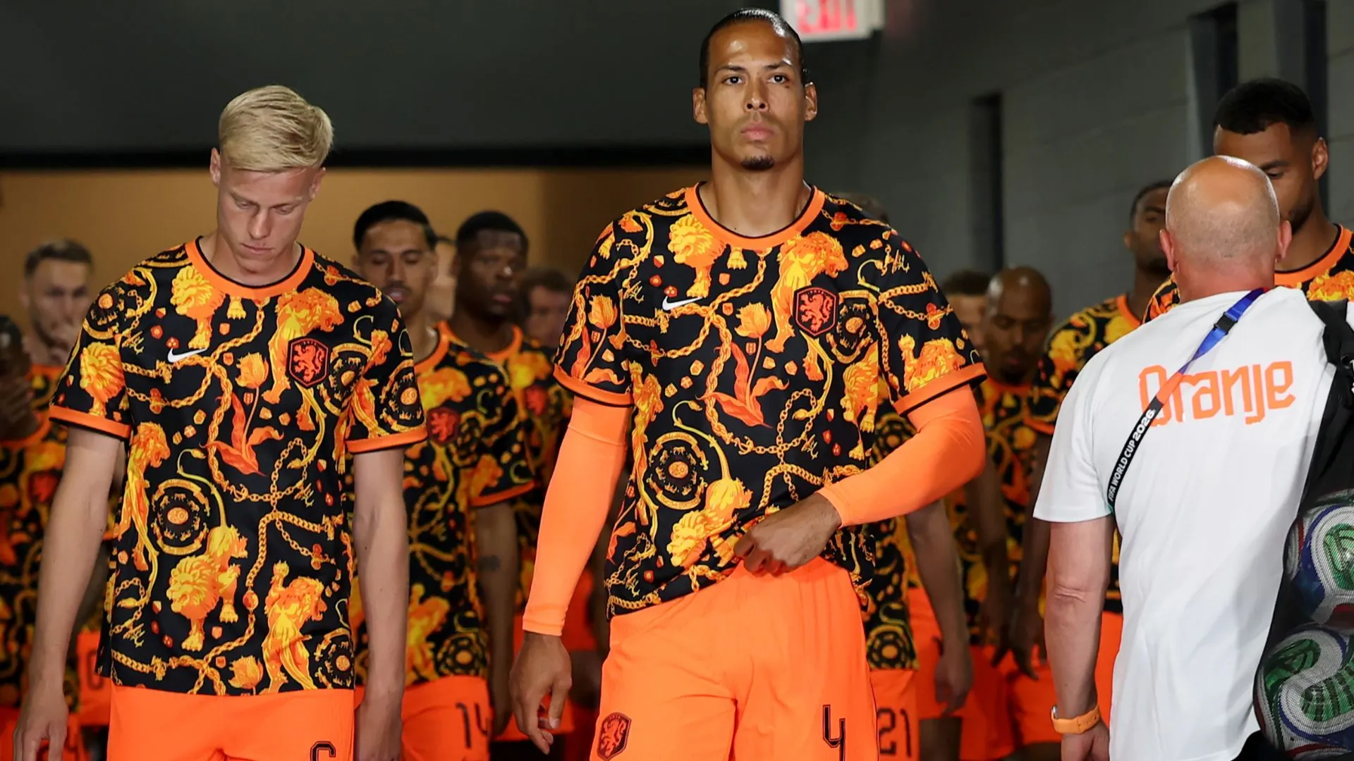Van Hecke e Van Dijk jogaram pela Holanda contra o Japão (foto: Charlotte Wilson/Getty Images)