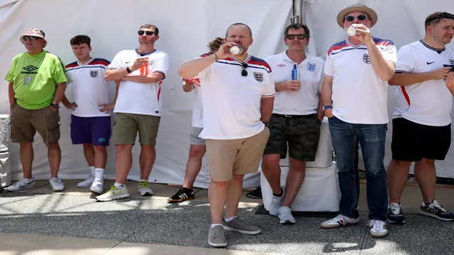 Torcedores ingleses se hidratam antes de Inglaterra x Croácia – Michael Steele/Getty Images