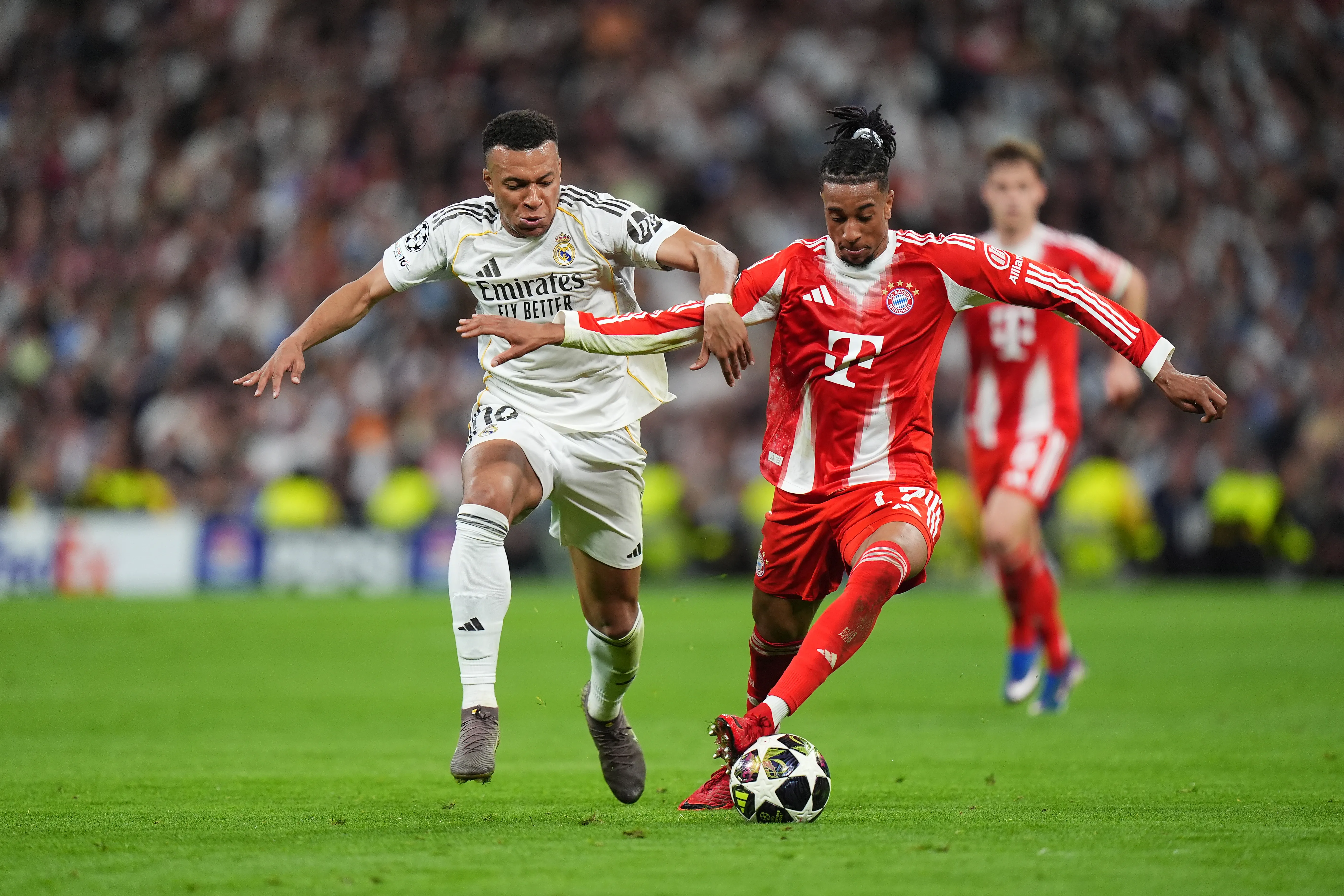 Mbappé disputa bola com Olise. Foto: Angel Martinez/Getty Images