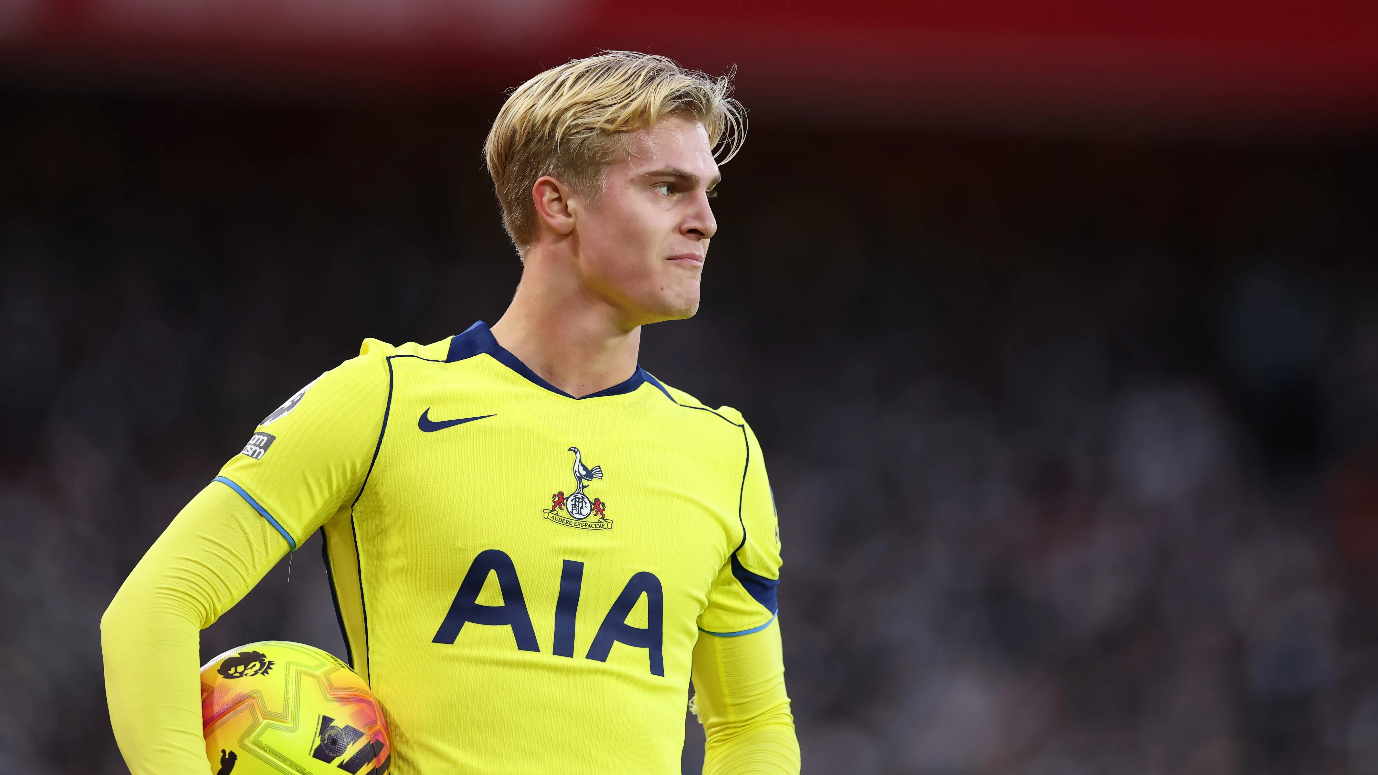 Lucas Bergvall em jogo do Tottenham. Foto: Michael Regan/Getty Images