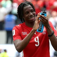 Johan Manzambi, da Suíça, é o mais jovem da história a sair do banco e marcar dois gols