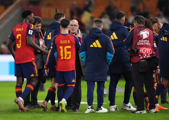 Técnico e jogadores da Espanha após partida da Copa do Mundo. Foto: Juan Manuel Serrano Arce/Getty Images