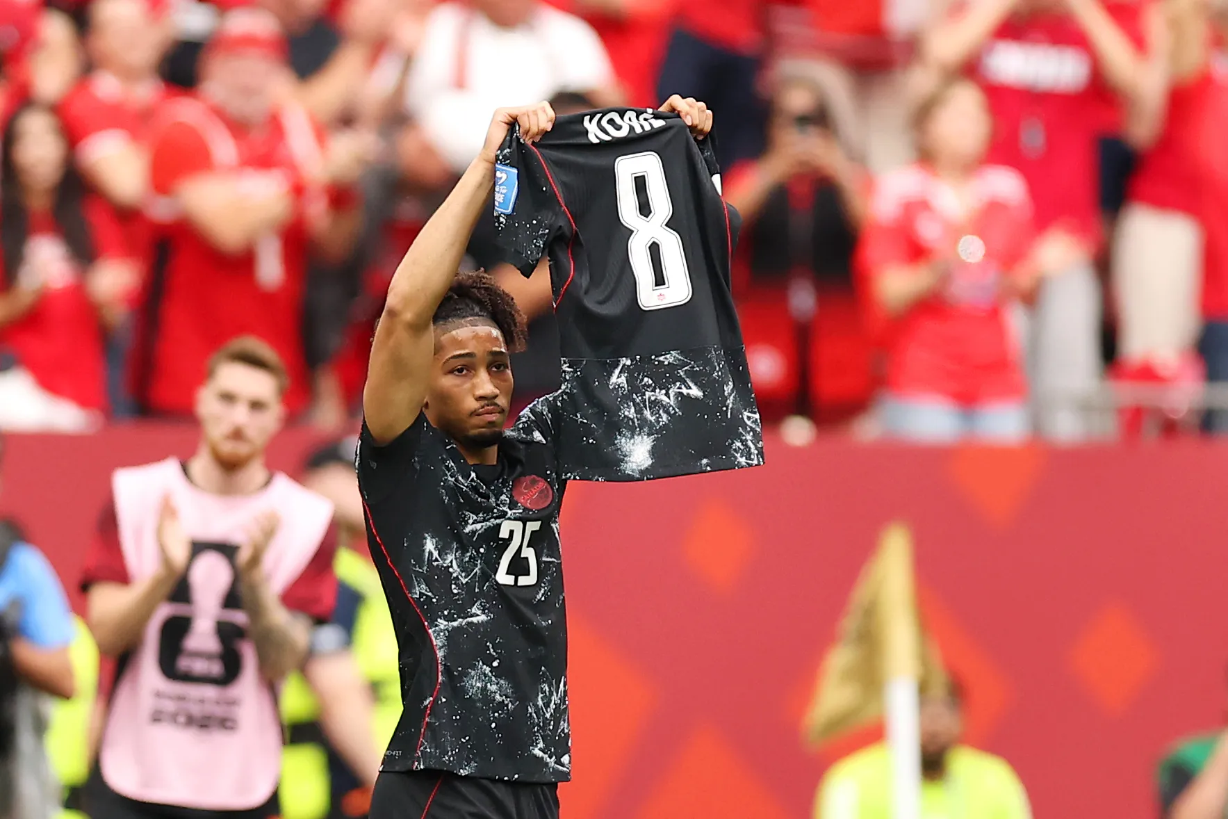 Nathan Saliba homenageou o companheiro Koné após a vitória do Canadá. (Foto: Fran Santiago/Getty Images)