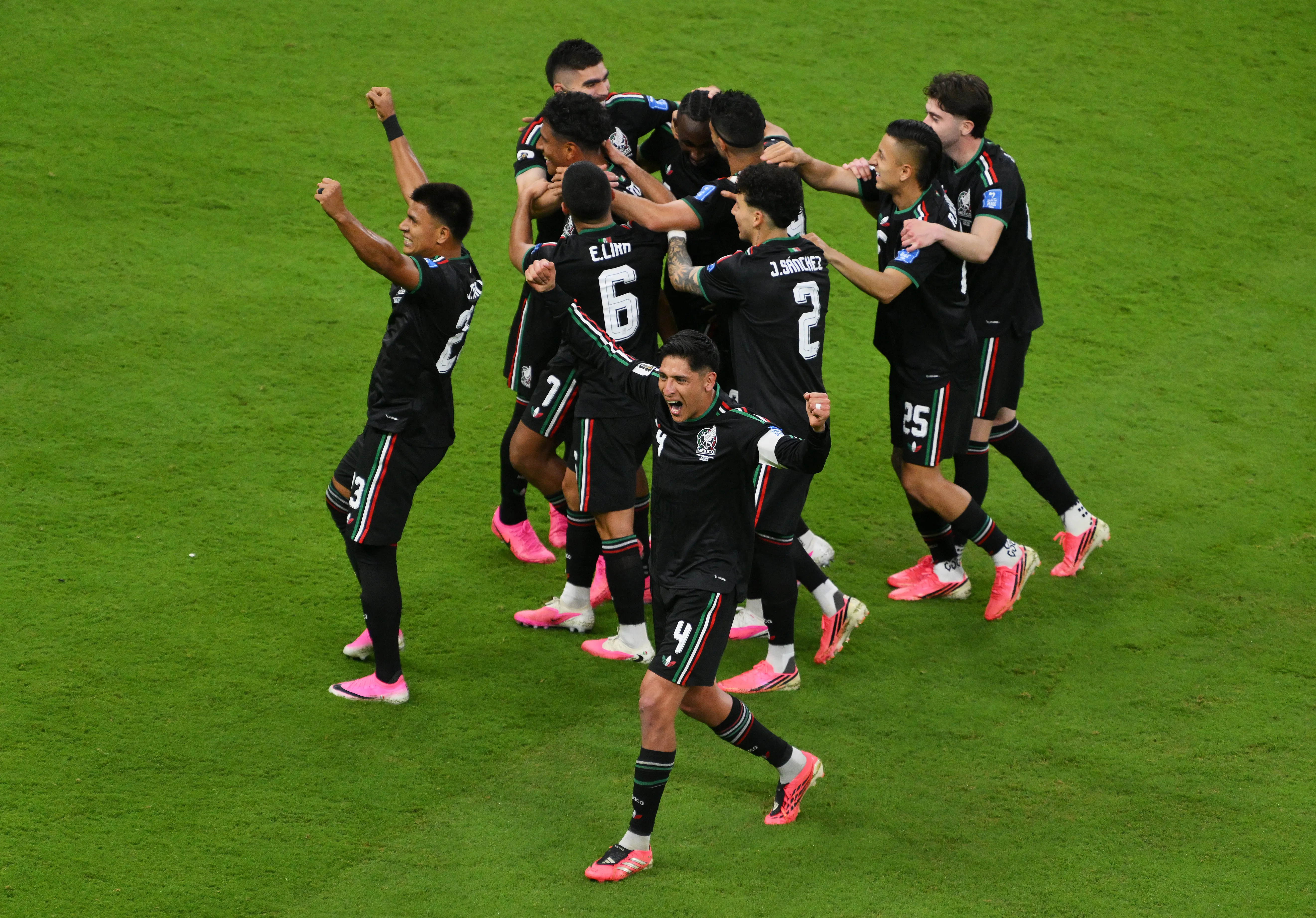 Mexicanos comemorando a vitória