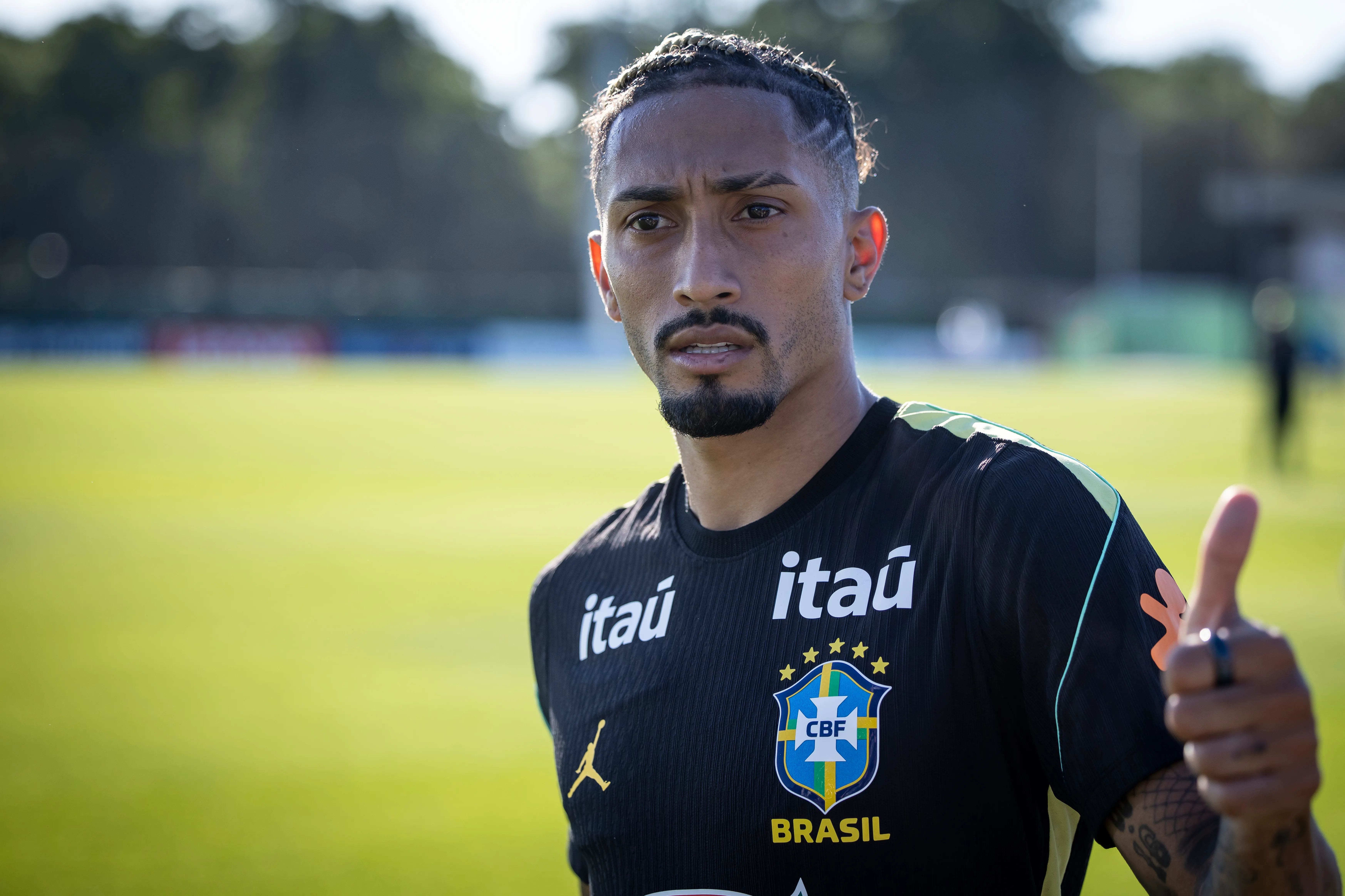 Raphinha durante treino do Brasil. Foto: Ira L. Black/Getty Images