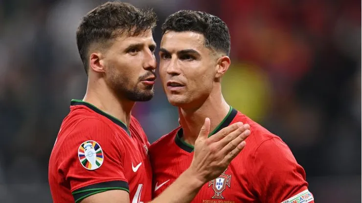 Rúben Dias e Cristiano Ronalo pela seleção de Portugal. Foto: Stu Forster/Getty Images