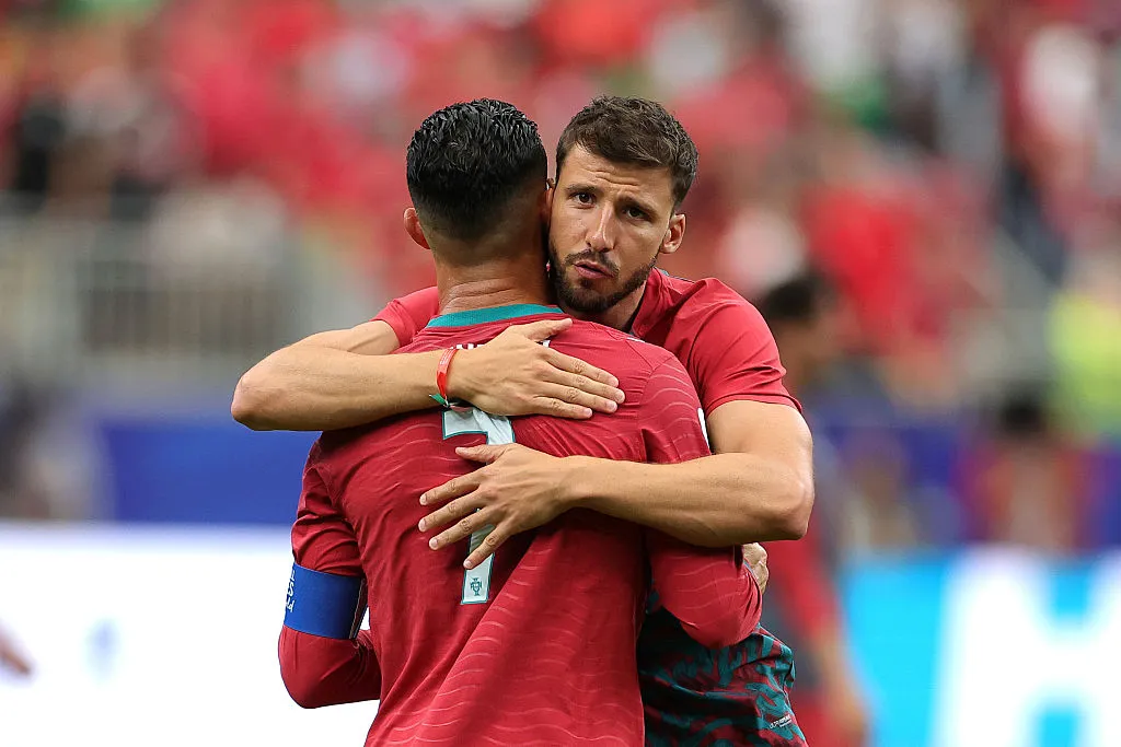 Cristiano Ronaldo e Ruben Dias pela seleção de Portugal (Foto: Alex Slitz/Getty Images)