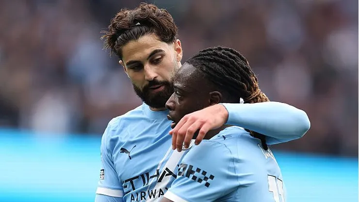 Jérémy Doku e Gvardiol, pelo Manchester City. Foto: Matt McNulty/Getty Images