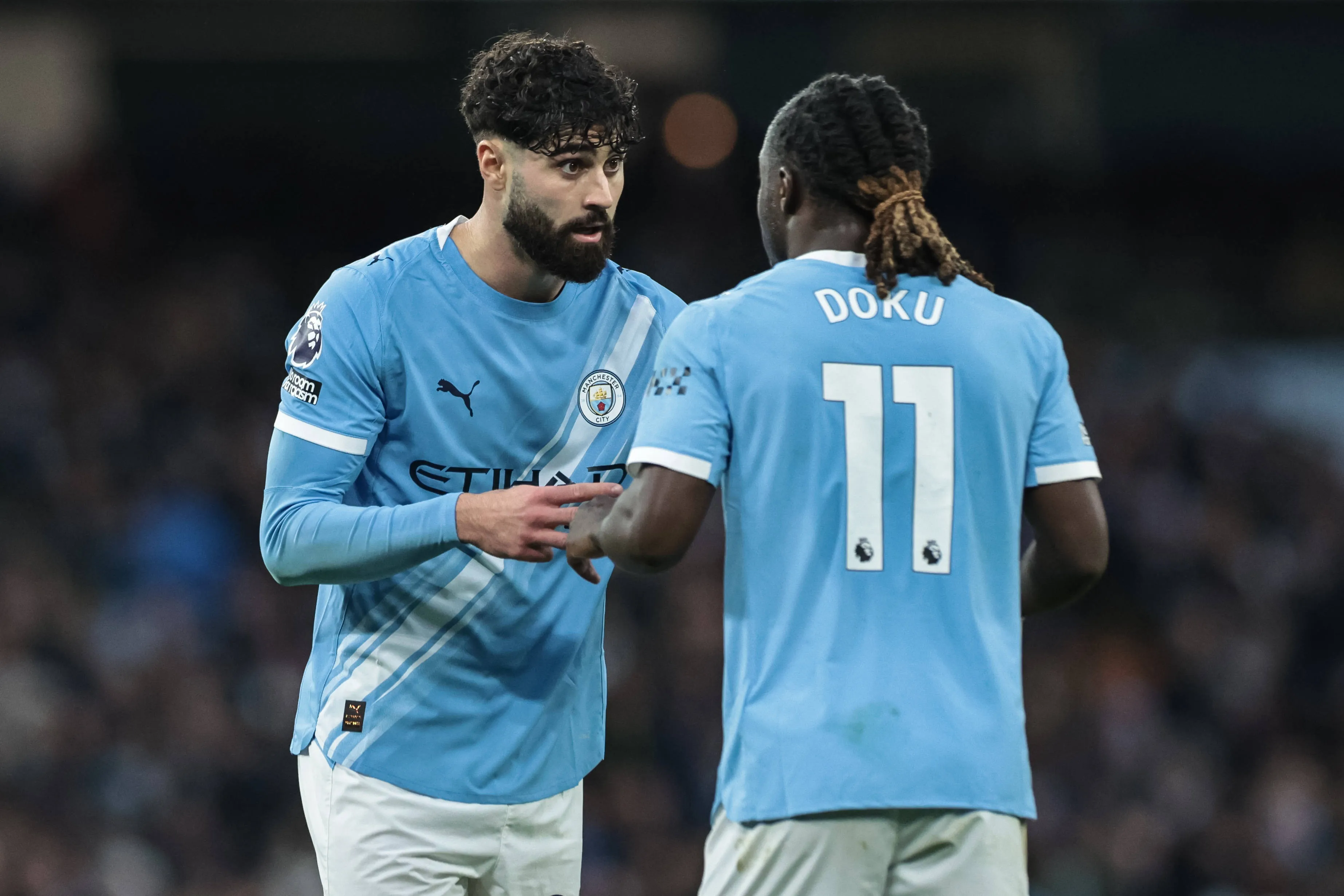 Gvardiol e Doku em ação pelo Manchester City. Foto: IMAGO / News Images