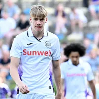 Nathan de Cat é alvo de Manchester United e Tottenham