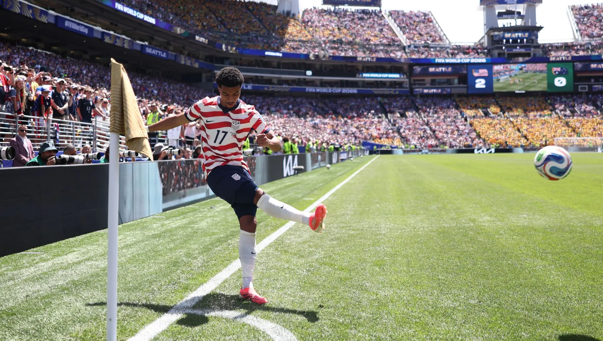 Malik Tillman, dos Estados Unidos, cobra escanteio durante partida da Copa do Mundo. Foto: Fran Santiago/Getty Images