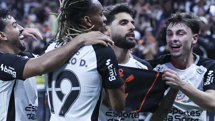 Corinthians projeta venda de quatro titulares para a Europa visando lucro de R$ 530 milhões. (Foto: Alexandre Schneider/Getty Images)