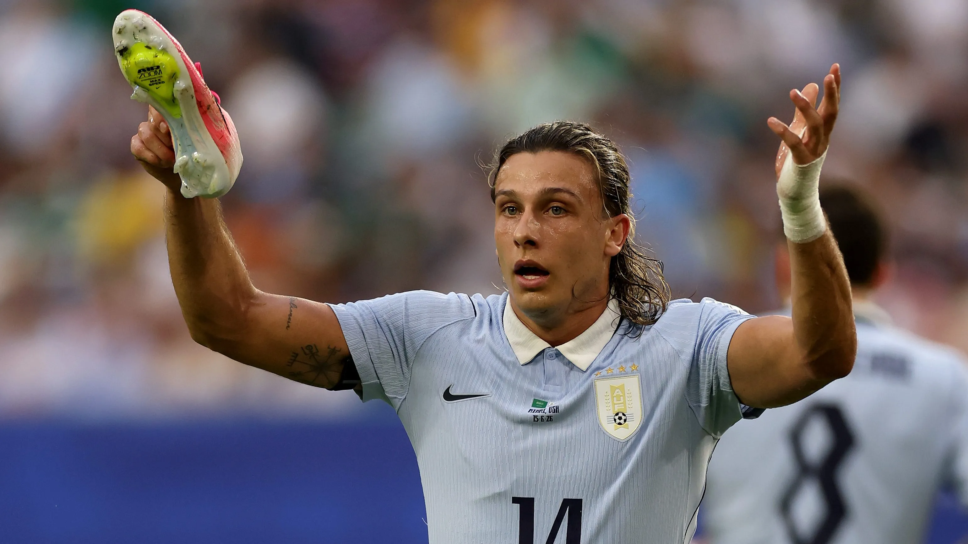 Canobbio segurando a chuteira em jogo da Seleção Uruguaia