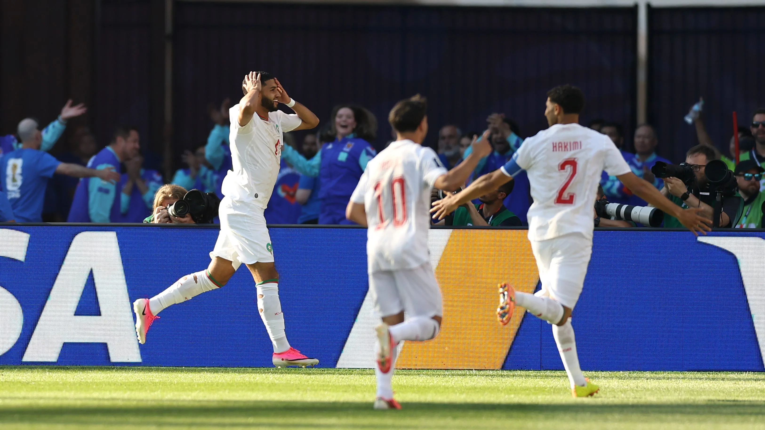 Jogadores de Marrocos comemorando gol