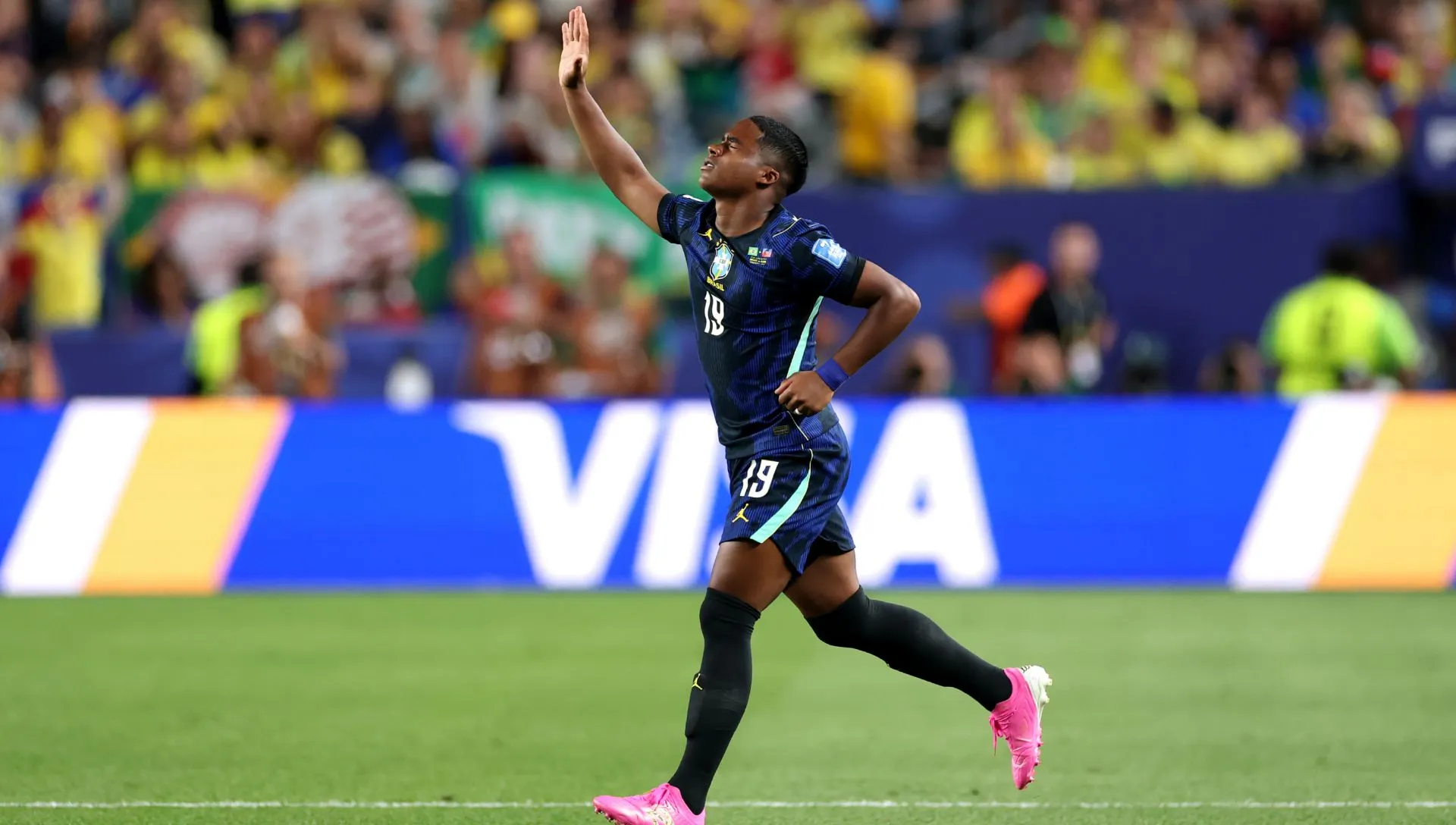 Endrick, do Brasil, ao entrar em campo durante partida da Copa do Mundo. Foto: Dan Mullan/Getty Images