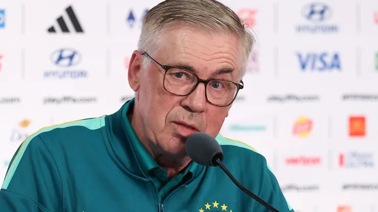 Ancelotti durante uma entrevista coletiva. Foto: Darrian Traynor/Getty Images