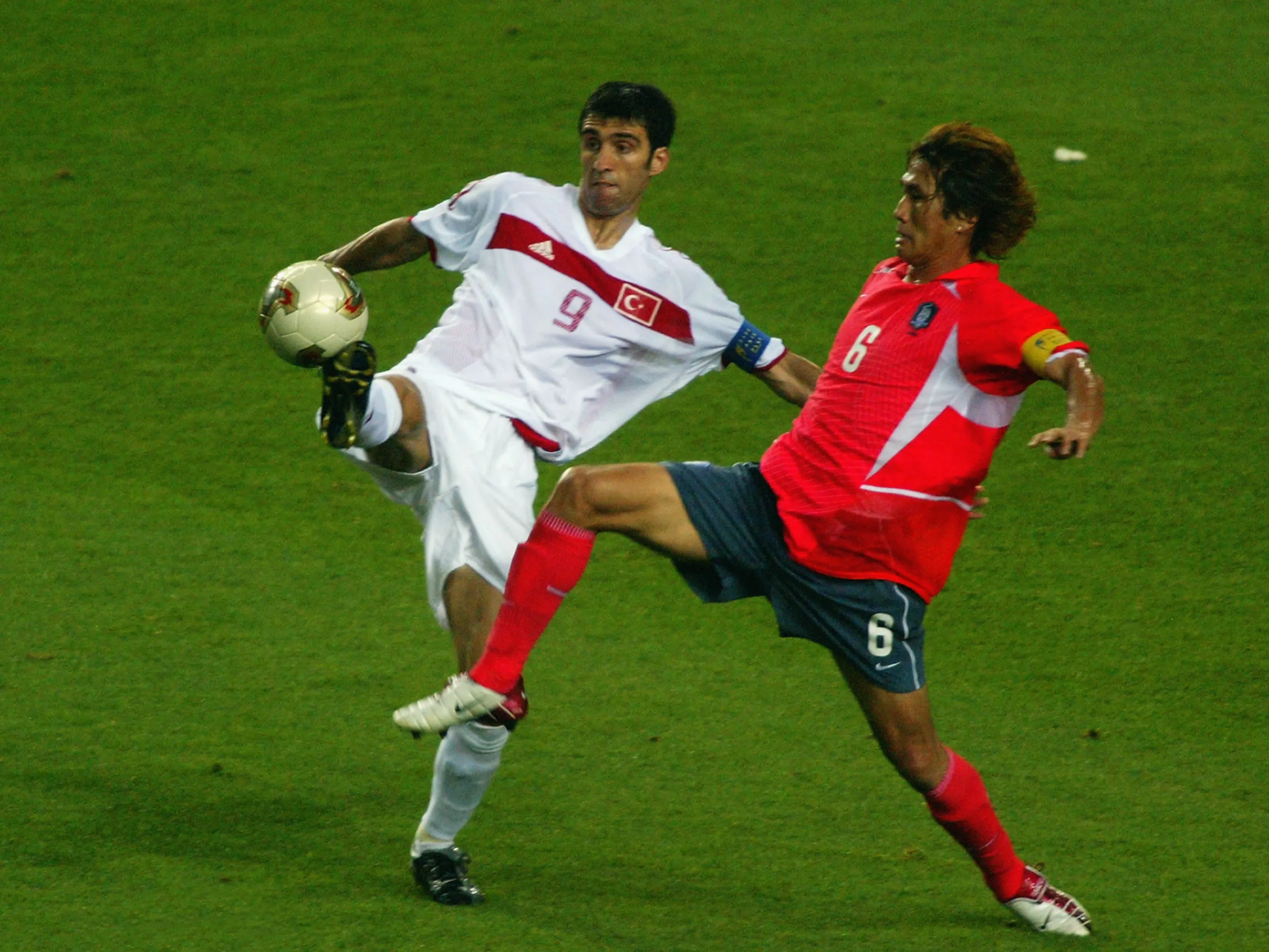 Hakan Sukur marcou o gol mais rápido da história das Copas em 2002. (Foto: Ben Radford/Getty Images)