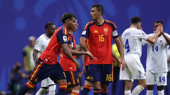 Lamine Yamal entra em campo para partida 