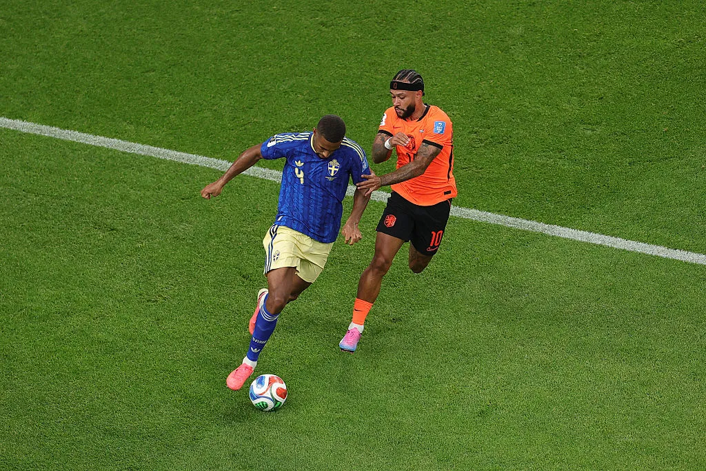 Depay briga pela bola durante a partida entre Holanda e Suécia - Foto: Alex Slitz/Getty Images