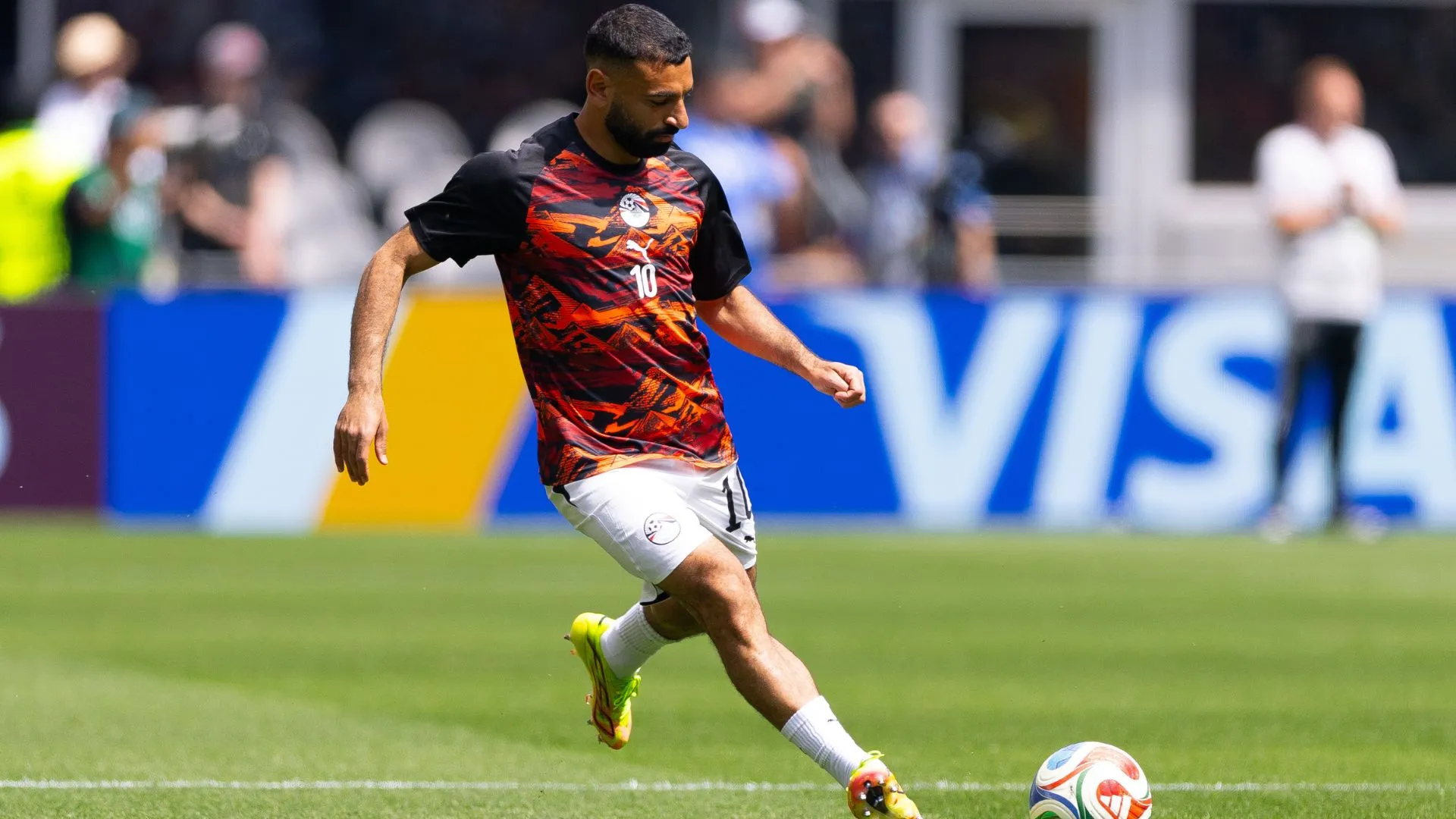 Salah aquecendo para jogo do Egito (foto: Fran Santiago/Getty Images)