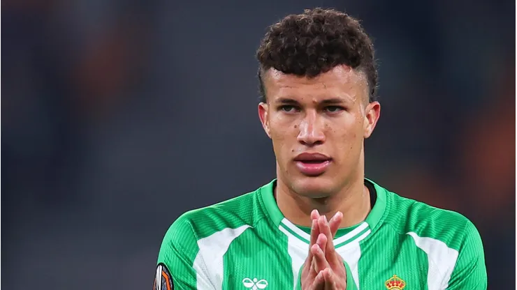 Vasco avança pelo meia Deossa, do Real Betis. Foto: Fran Santiago/Getty Images