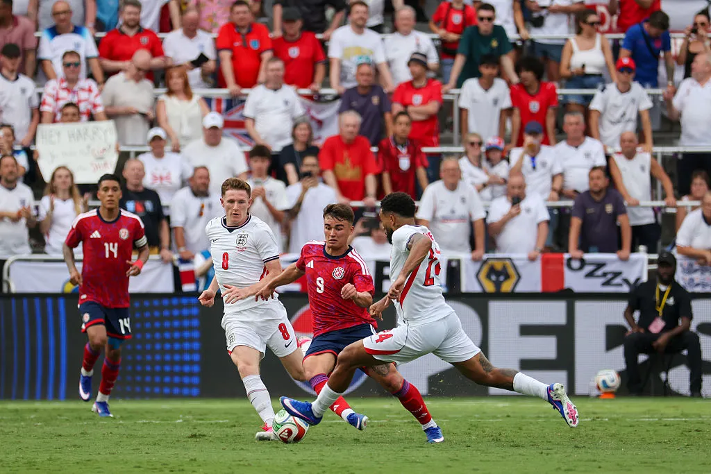 Elliot Anderson disputando pela bola no duelo entre Inglaterra e Croácia – Foto: Alex Menendez/Getty Images
