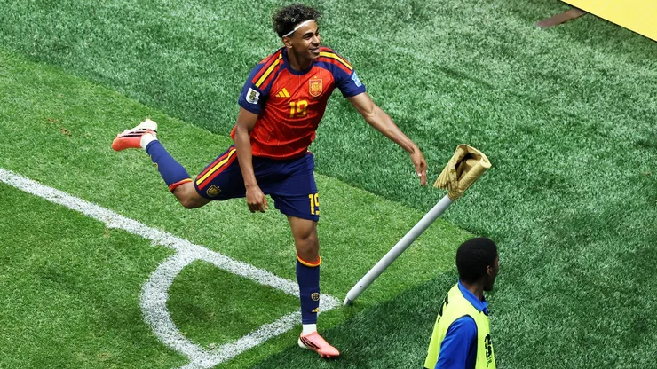 Yamal comemorando após o gol