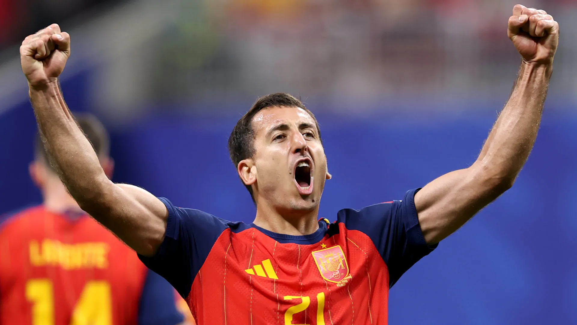 Mikel Oyarzabal comemora gol com a camisa da Espanha na Copa