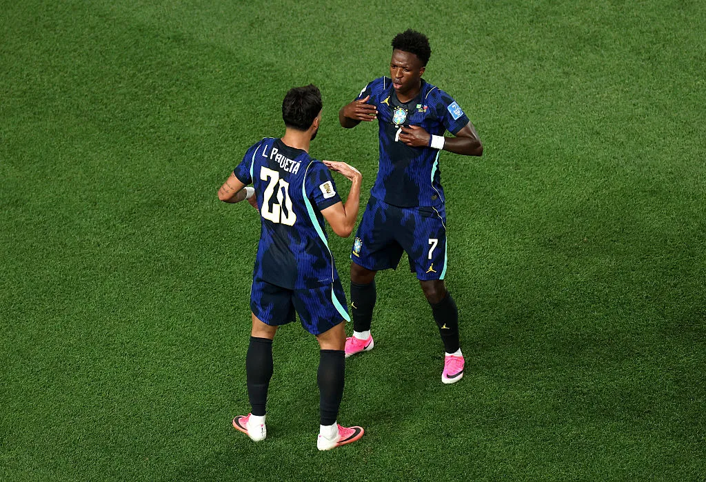 Paquetá e Vini Jr comemorando o gol marcado contra o Haiti - Foto: Kevin C. Cox/Getty Images