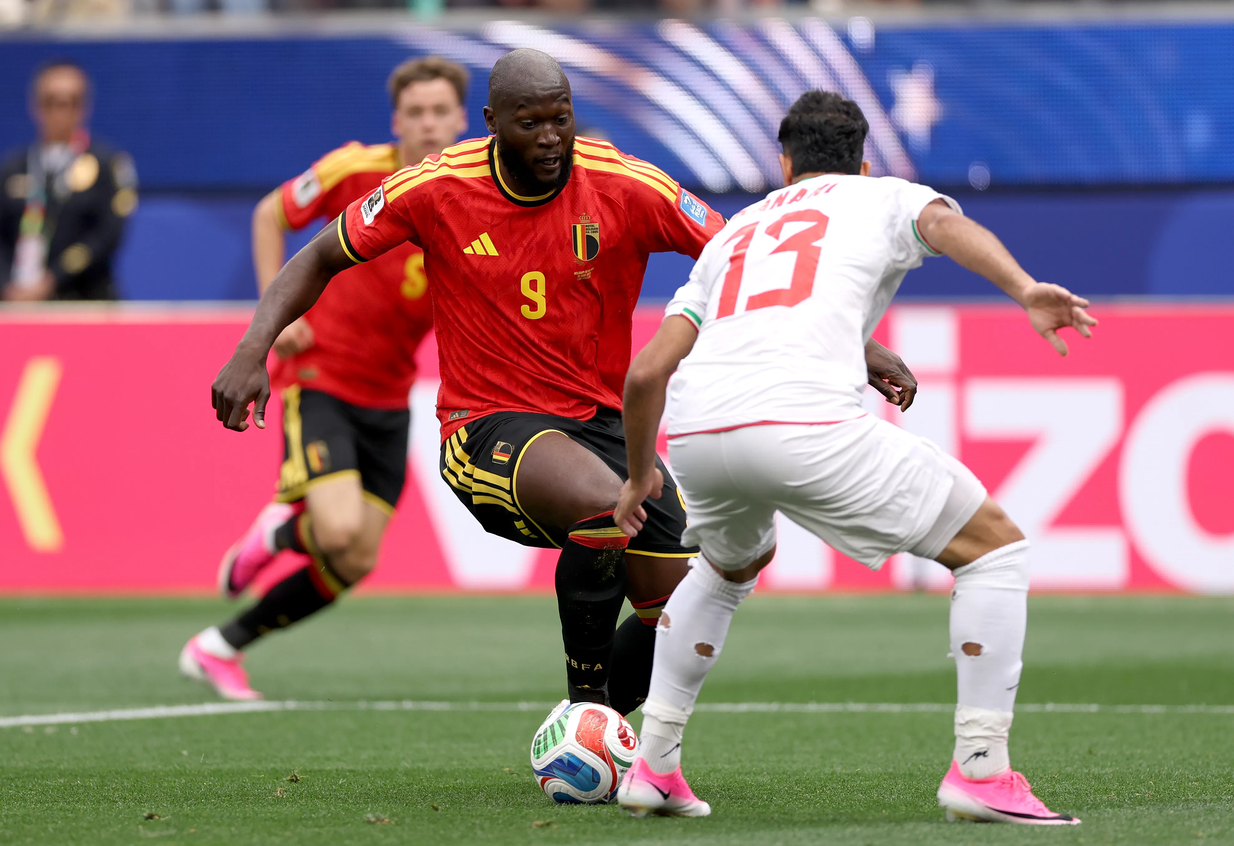 Lukaku enfrentando Kanani em Bélgica x Irã pela Copa (Photo by Richard Heathcote/Getty Images)